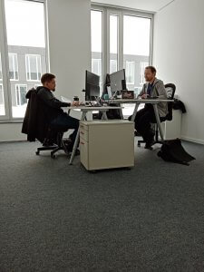 Kollegen bei der Arbeit